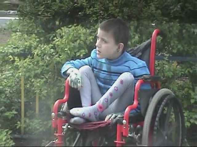 особенный  мальчик  в  инвалидной  коляске